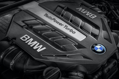 黑色 BMW TurboPower 发动机舱
